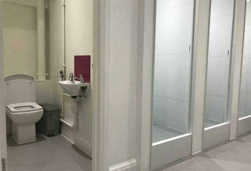 标准单人间共用浴室, Bowden Court