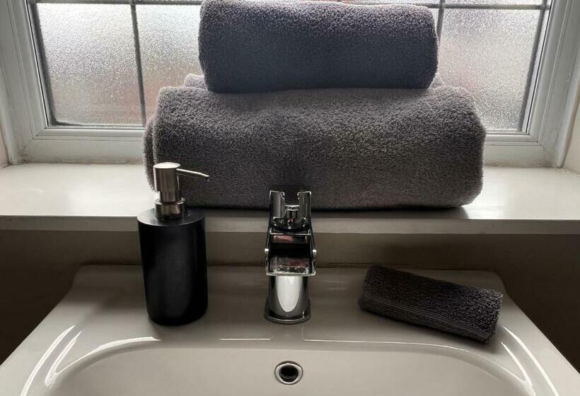 اتاق لوکس با تخت بزرگ, Spire View At The Galleon Restaurant