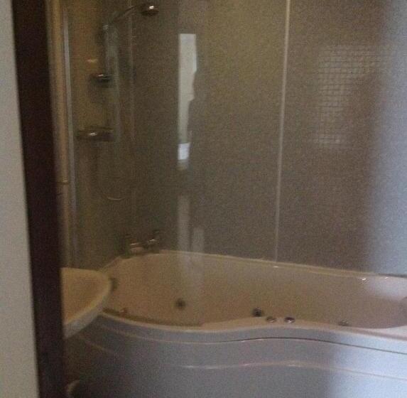 غرفة عائلية, Tregatherall Lodge