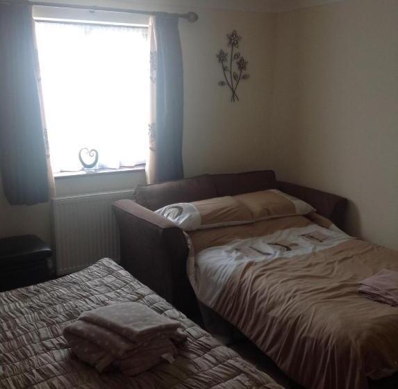 غرفة عائلية, Tregatherall Lodge