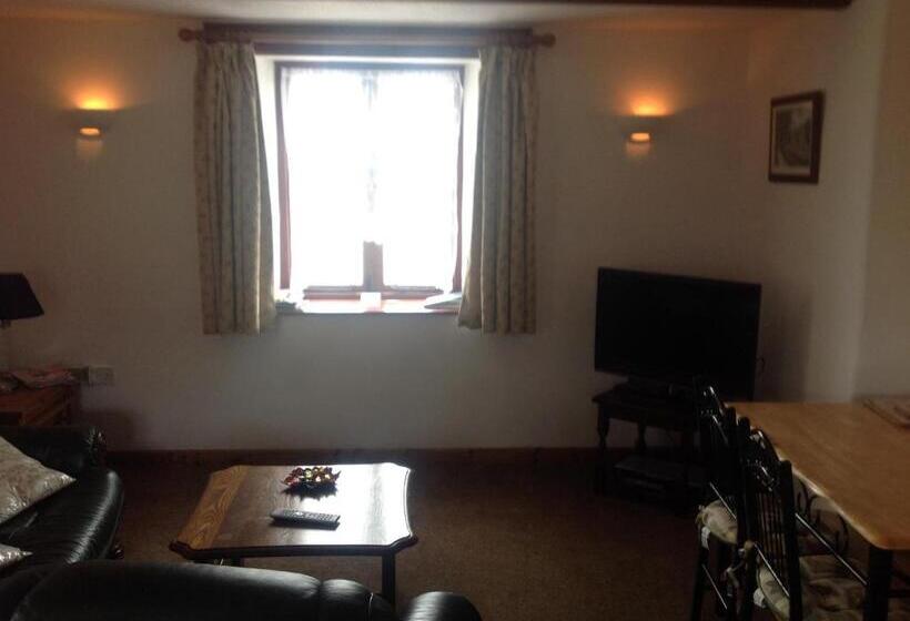 إستوديو سوبيريور, Tregatherall Lodge