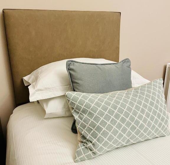 غرفة عائلية مطلّة علي الحديقة, West Plean House