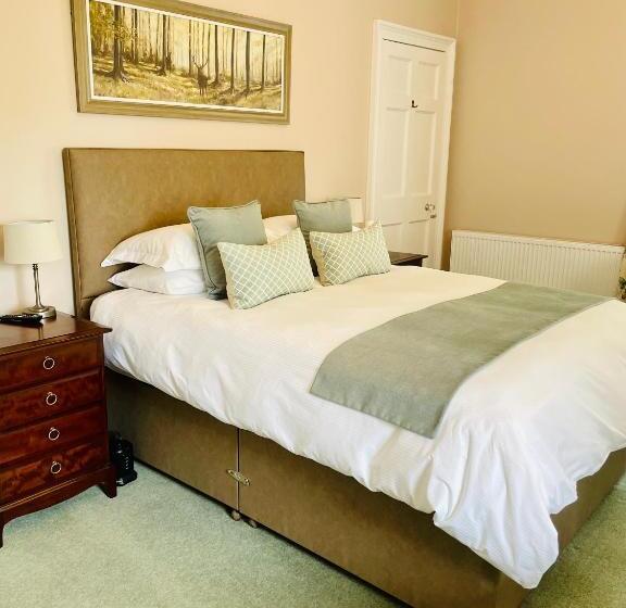 غرفة عائلية مطلّة علي الحديقة, West Plean House