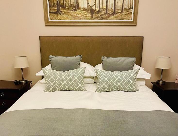 غرفة عائلية مطلّة علي الحديقة, West Plean House