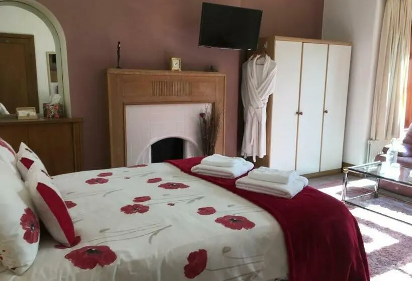 Perhehuone, Blackburn Villa B&b