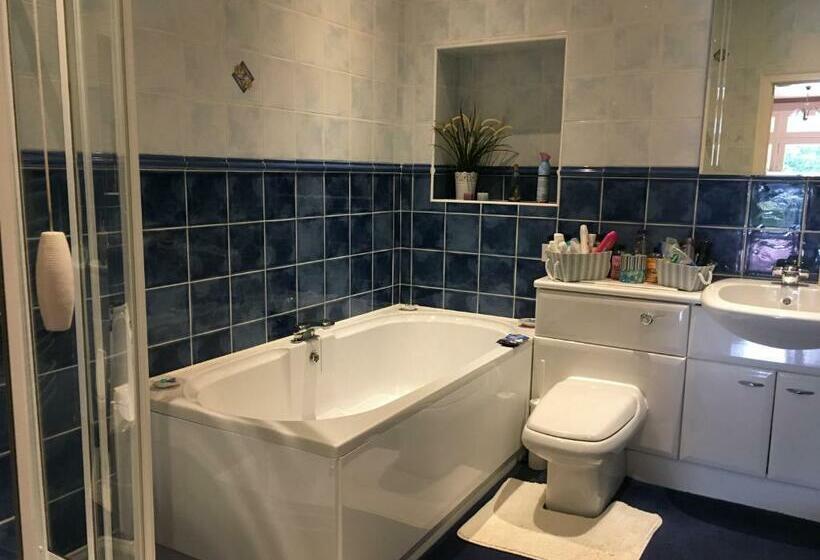 غرفة عائلية, Blackburn Villa B&b