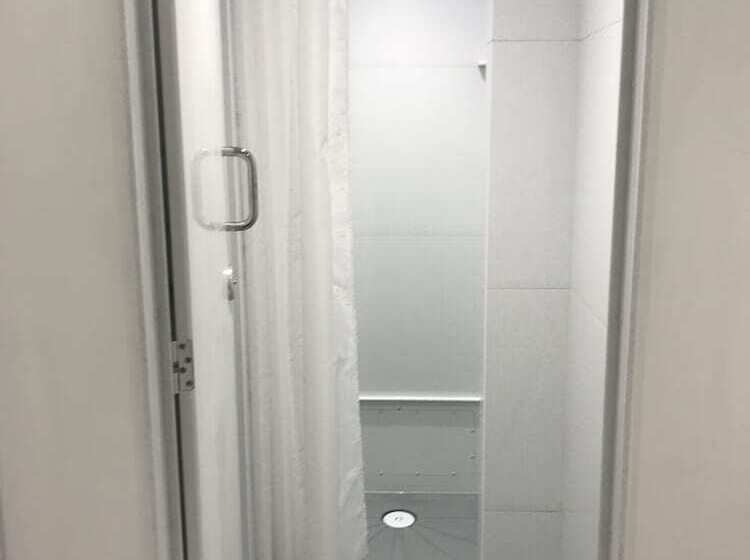 共用房间的床, Bowden Court