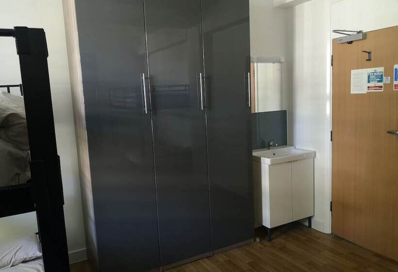 共用房间的床, Bowden Court