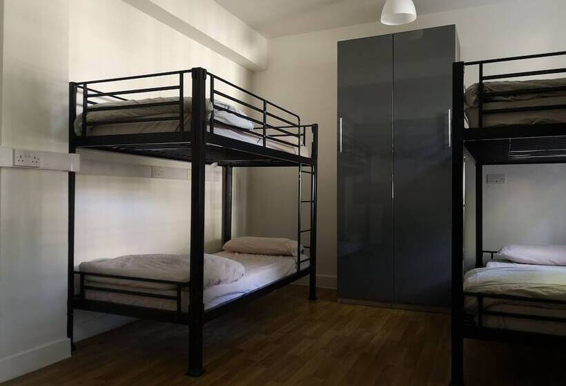 共用房间的床, Bowden Court