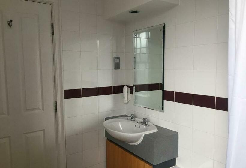 غرفة عائلية, The Catherine Wheel Wetherspoon