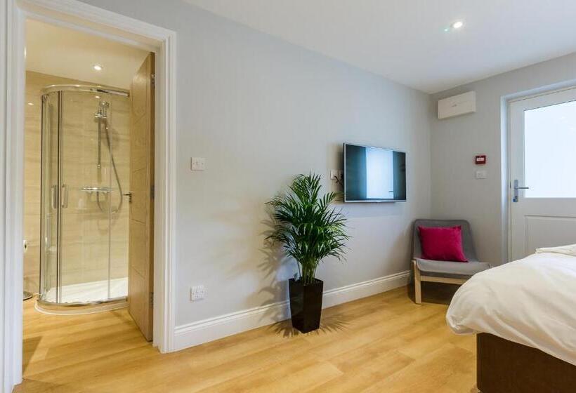 스탠다드 스튜디오, The Lion Gate Mews