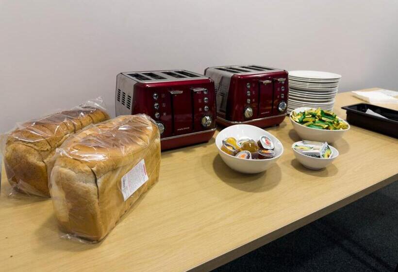 חדר סטנדרט יחיד מותאם לאדם עם מוגבלויות, Wilson Carlile Centre