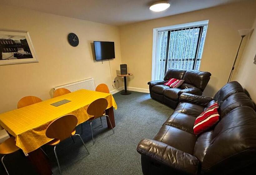 דירת שלושה חדרים, Wilson Carlile Centre