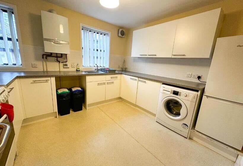 דירת שלושה חדרים, Wilson Carlile Centre