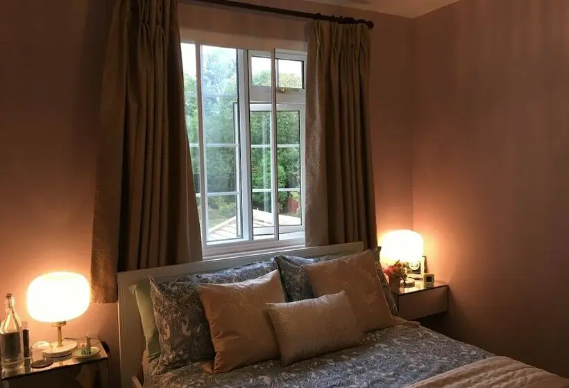デラックスルーム, Leafy Suburban Bed And Breakfast