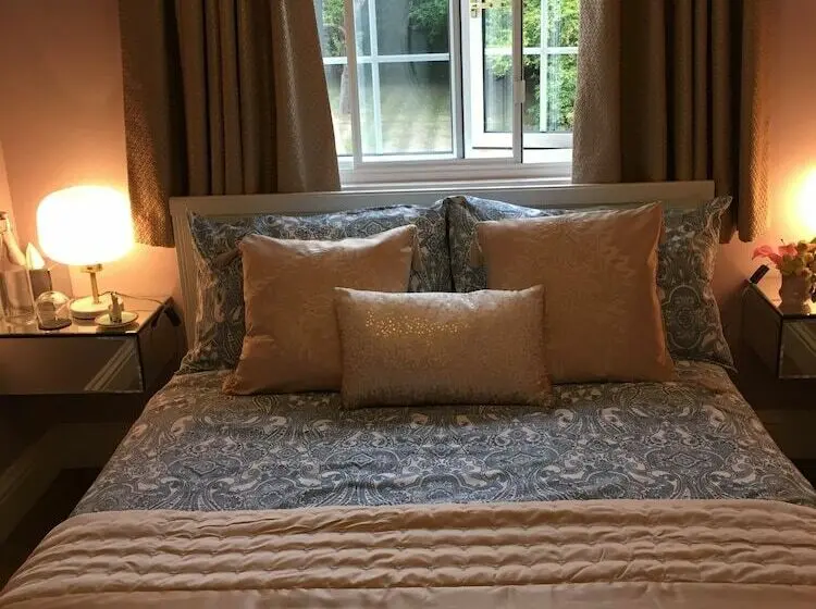 デラックスルーム, Leafy Suburban Bed And Breakfast
