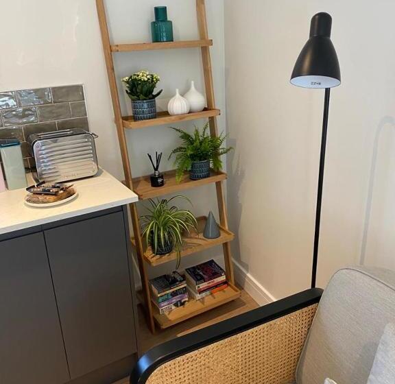 شقة غرفة واحدة, Eastfield Lodge