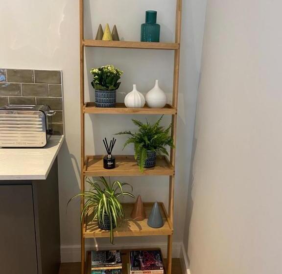 شقة غرفة واحدة, Eastfield Lodge