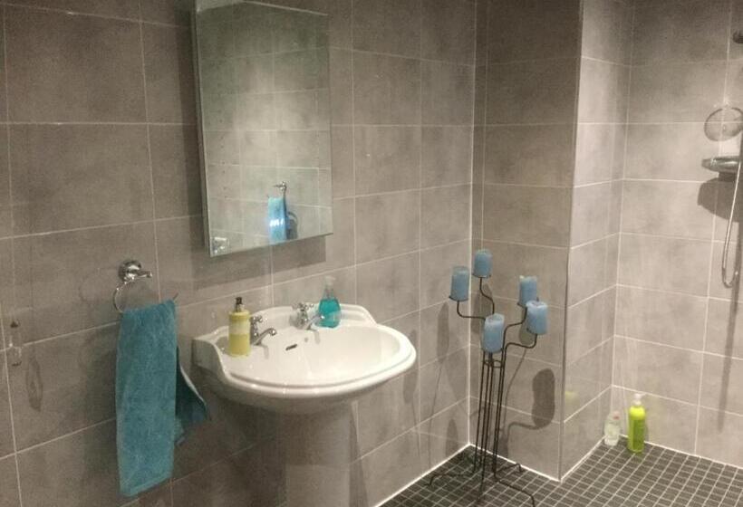 キングサイズベッドのスタンダードルーム, Five Oaks