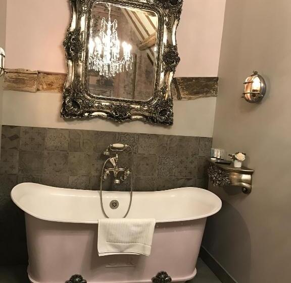 اتاق سوپریور, The Broad Leys