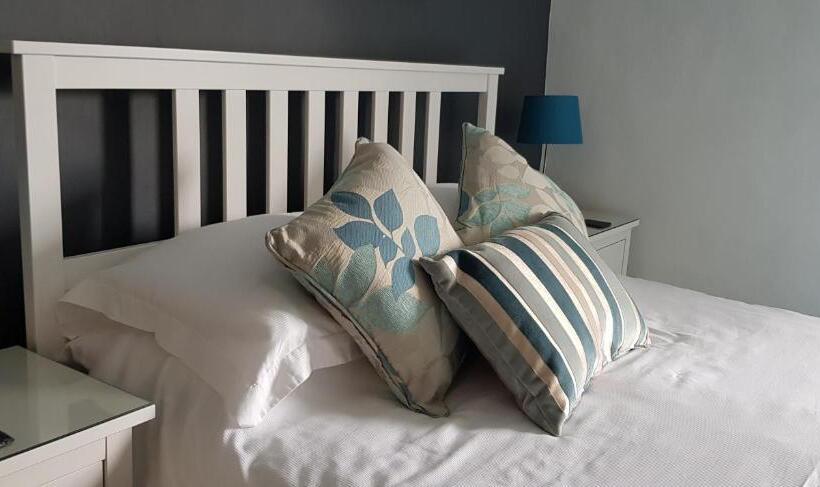 غرفة عائلية, The Greyhound Inn