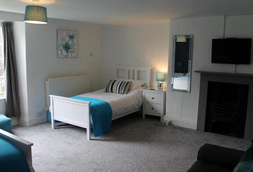 غرفة عائلية, The Greyhound Inn