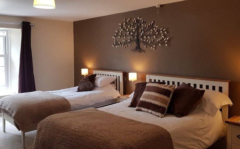 غرفة عائلية, The Greyhound Inn