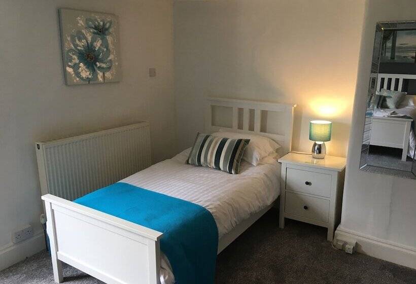 غرفة عائلية, The Greyhound Inn