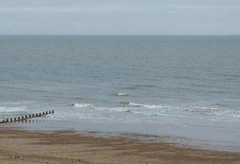 חדר משפחתי, The Iverna