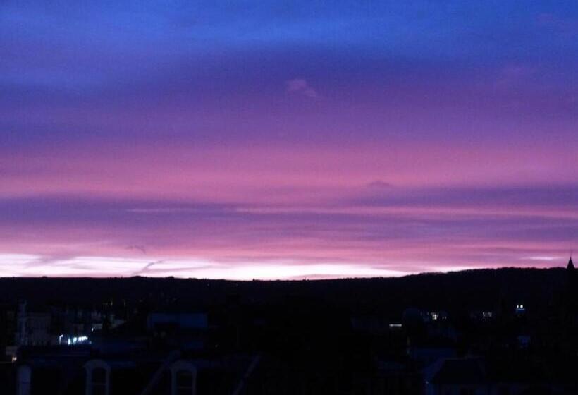 חדר משפחתי, The Iverna