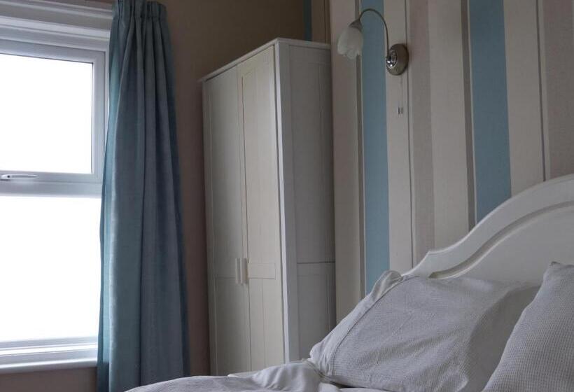 חדר משפחתי, The Iverna