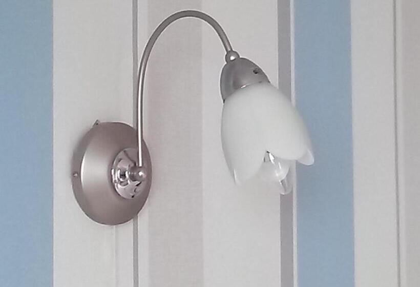 חדר משפחתי, The Iverna