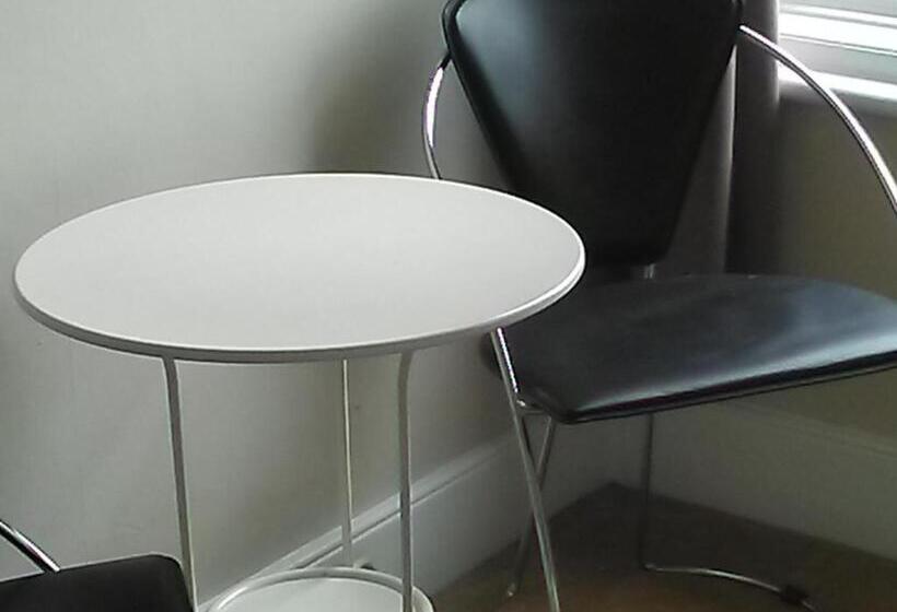 חדר משפחתי, The Iverna