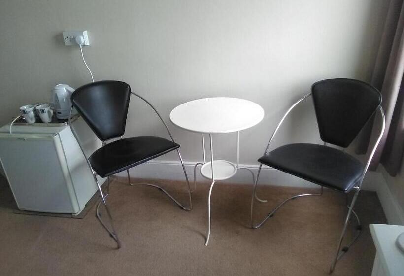 חדר משפחתי, The Iverna