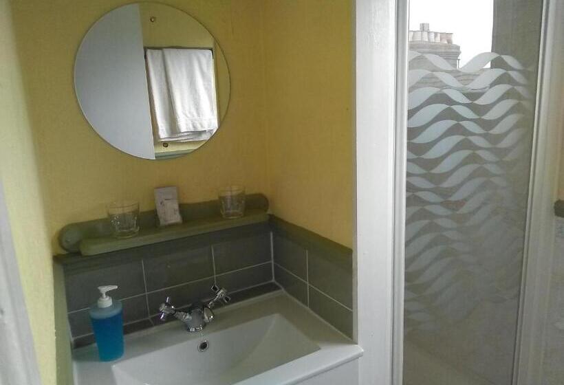 חדר משפחתי, The Iverna