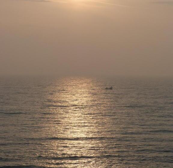 חדר משפחתי, The Iverna