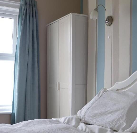 חדר משפחתי, The Iverna