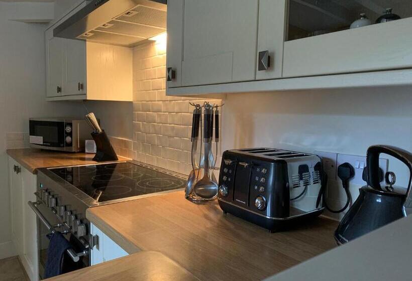 كابينة, The Stag And Huntsman At Hambleden