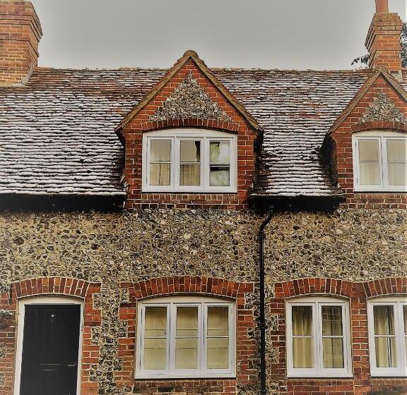 كابينة, The Stag And Huntsman At Hambleden