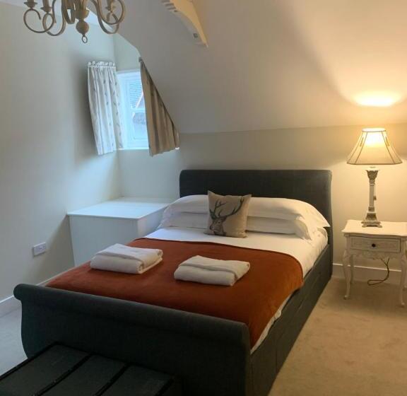 كابينة, The Stag And Huntsman At Hambleden