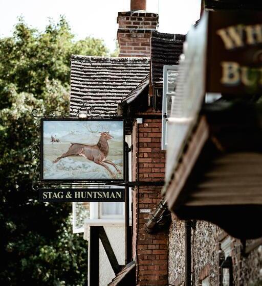 كابينة, The Stag And Huntsman At Hambleden