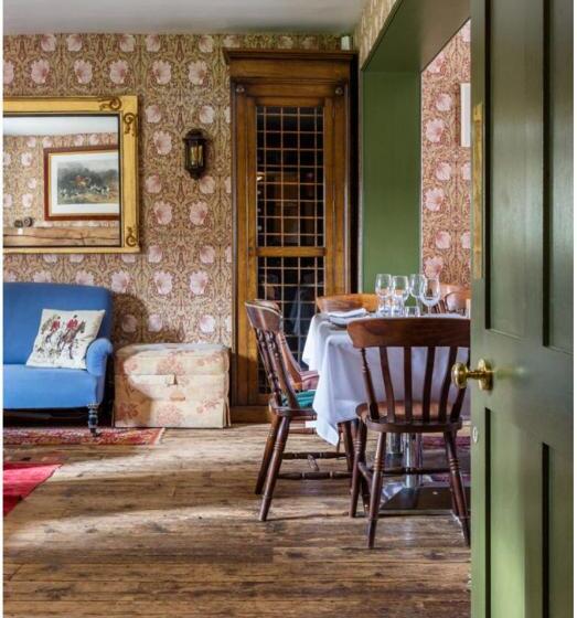 كابينة, The Stag And Huntsman At Hambleden