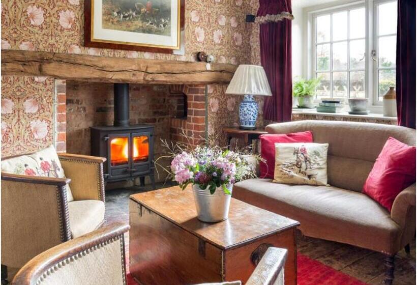 كابينة, The Stag And Huntsman At Hambleden