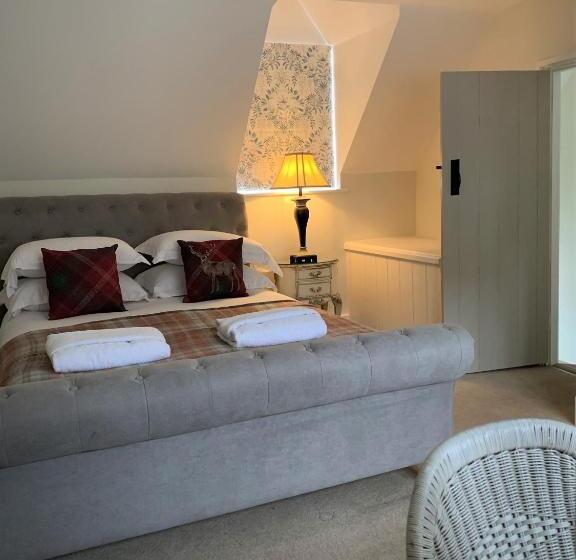 كابينة, The Stag And Huntsman At Hambleden