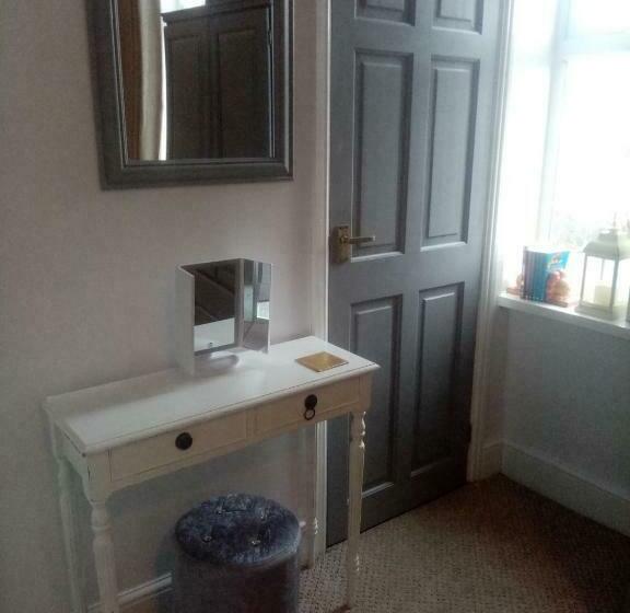 غرفة عائلية, Lea Hurst B & B