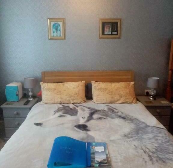 اتاق خانوادگی, Lea Hurst B & B