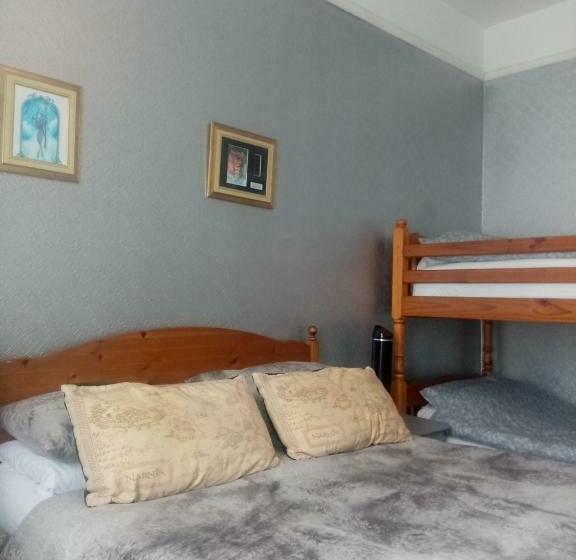 غرفة عائلية, Lea Hurst B & B