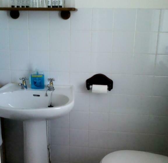 اتاق خانوادگی, Lea Hurst B & B