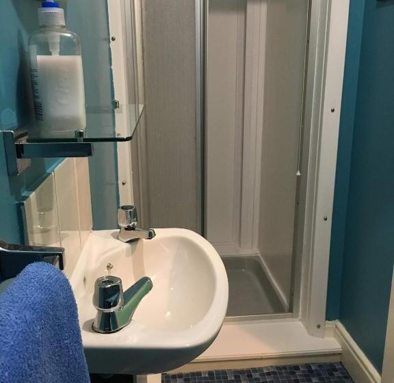 Pokój Basic Wspólna Łazienka, Portrush Holiday Hostel Guesthouse