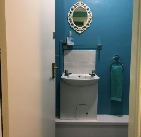 Pokój Basic Wspólna Łazienka, Portrush Holiday Hostel Guesthouse